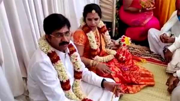 வெடித்து அழுத பெண்