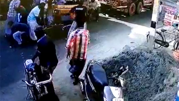 CCTV footage: a man stole cell phone at accident spot in naagai CCTV footage: a man stole cell phone at accident spot in naagai