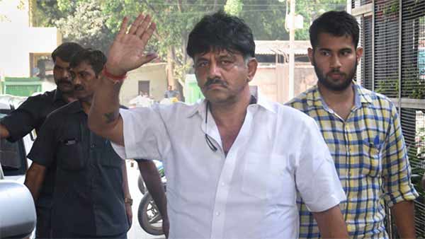 டிகே சிவகுமாரை கைது செய்தனர்
