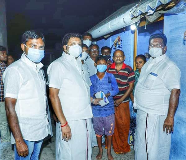 Dmk District Secretary Rajeshkumar gave cell phone for a boy who traded in chickpeas Dmk District Secretary Rajeshkumar gave cell phone for a boy who traded in chickpeas