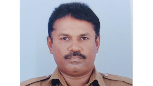 head Constable Jagadeesh sweeping Gravel scattered on road near Panakudi in Nellai head Constable Jagadeesh sweeping Gravel scattered on road near Panakudi in Nellai