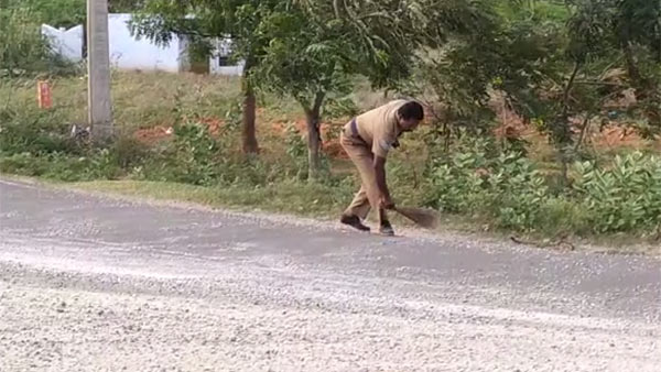 head Constable Jagadeesh sweeping Gravel scattered on road near Panakudi in Nellai head Constable Jagadeesh sweeping Gravel scattered on road near Panakudi in Nellai