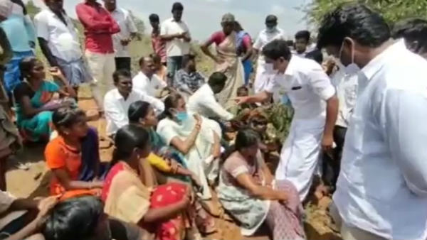 Fight between Admk Union Secretary Malarvannan and Jothimani mp Fight between Admk Union Secretary Malarvannan and Jothimani mp