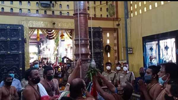 காப்பு கட்டி விரதம் இருக்கும் பக்தர்கள்