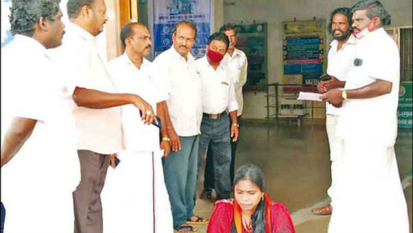 Insult to the Mayiladuthurai Panchayat President sit in the dharna Insult to the Mayiladuthurai Panchayat President sit in the dharna