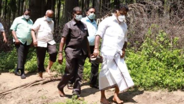 Dy CM O Panneerselvam helped the people by the mountain Near Theni Dy CM O Panneerselvam helped the people by the mountain Near Theni