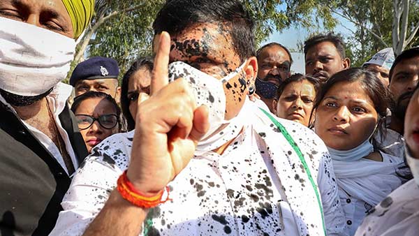 Hathras: Balck Ink thrown at AAP leader Sanjay Singh Hathras: Balck Ink thrown at AAP leader Sanjay Singh