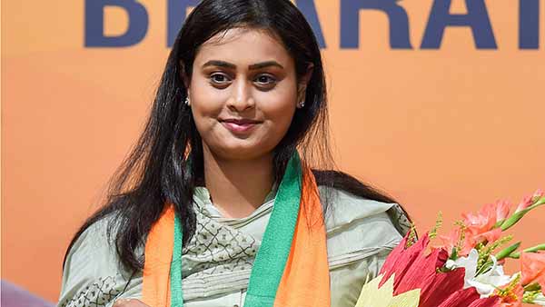 களத்தில் ஷ்ரேயாசி சிங்