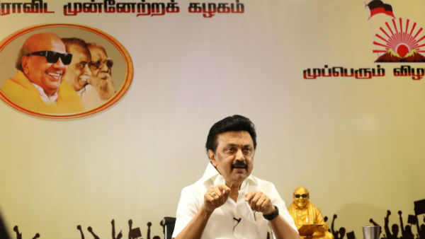 ஆளுநர் மாளிகை முன்பு