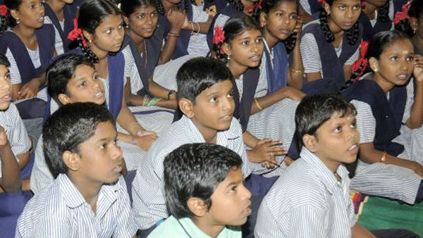 அரிசியில் எழுதும் குழந்தைகள்