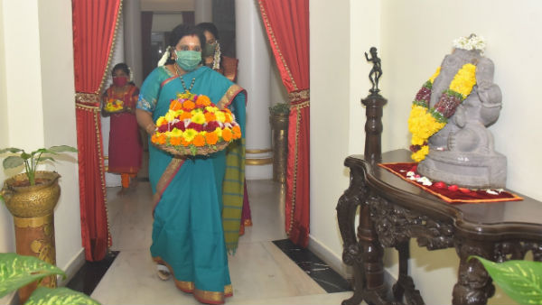 மலர்களால் அலங்காரம்