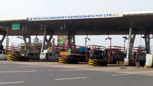 All vehicles on the Trichy-Chennai road are going free of charge as Ulundurpet tollgate All vehicles on the Trichy-Chennai road are going free of charge as Ulundurpet tollgate
