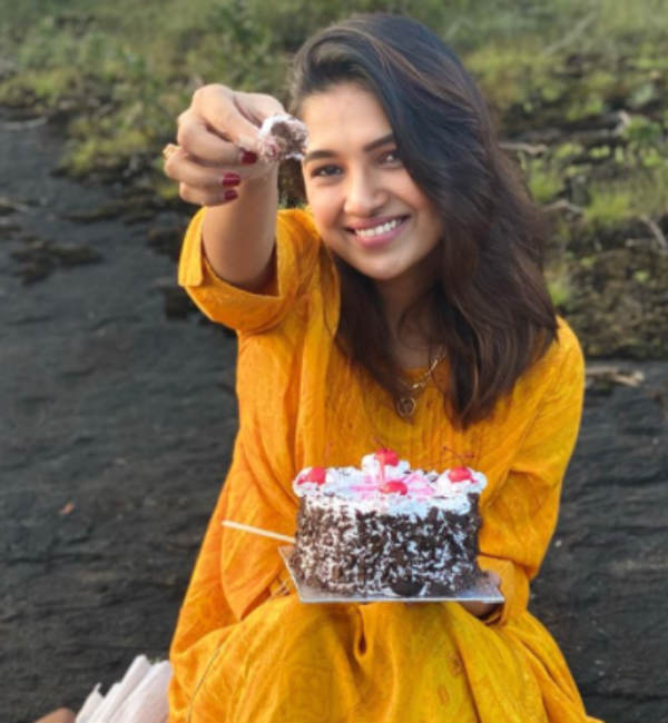 கொஞ்சும் இளமை