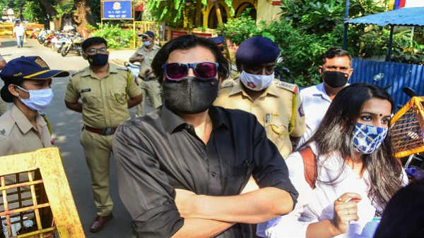 வீடு புகுந்து மிரட்டினார்கள்