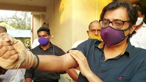 Arnab Goswami, wife & son booked for allegedly assaulting police official during arrest Arnab Goswami, wife & son booked for allegedly assaulting police official during arrest