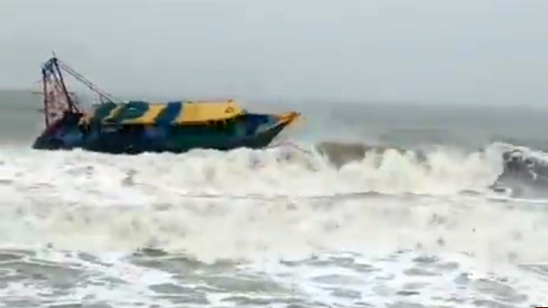 A Video goes viral that a boat is swinging in a beach A Video goes viral that a boat is swinging in a beach
