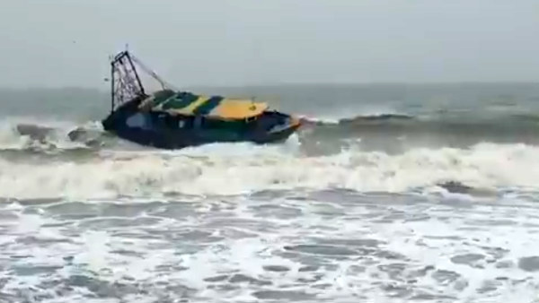 A Video goes viral that a boat is swinging in a beach A Video goes viral that a boat is swinging in a beach