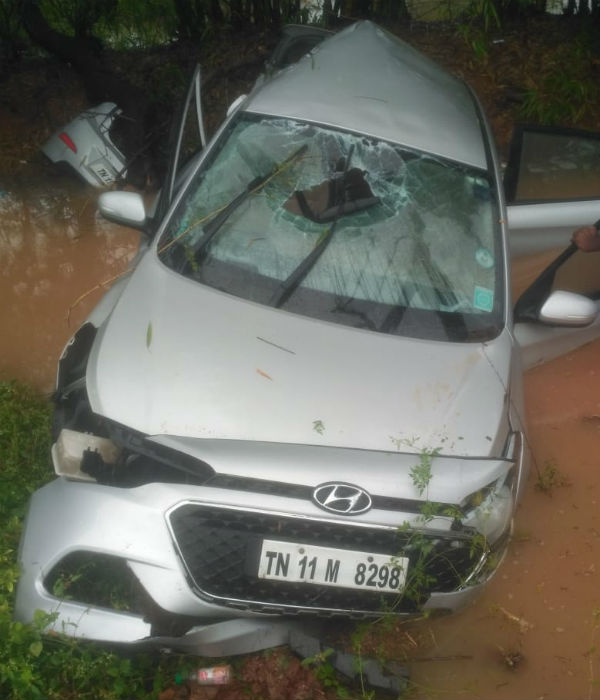 2 died after a Car met with an accident near Walajabath 2 died after a Car met with an accident near Walajabath