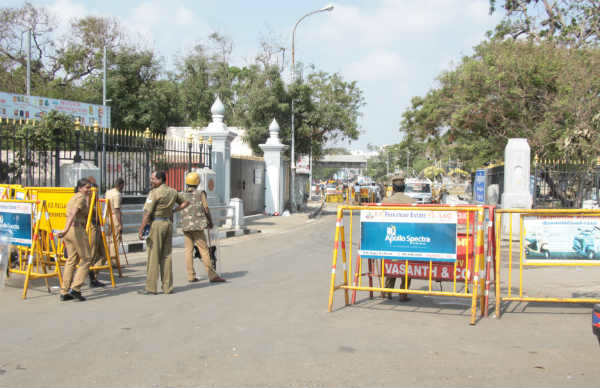 Vehicles from Tamil Nadu to Puducherry via the East Coast Road have been banned Vehicles from Tamil Nadu to Puducherry via the East Coast Road have been banned