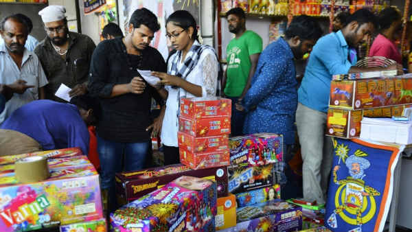 Chennai people buying crackers eagerly in Theevu thidal Chennai people buying crackers eagerly in Theevu thidal