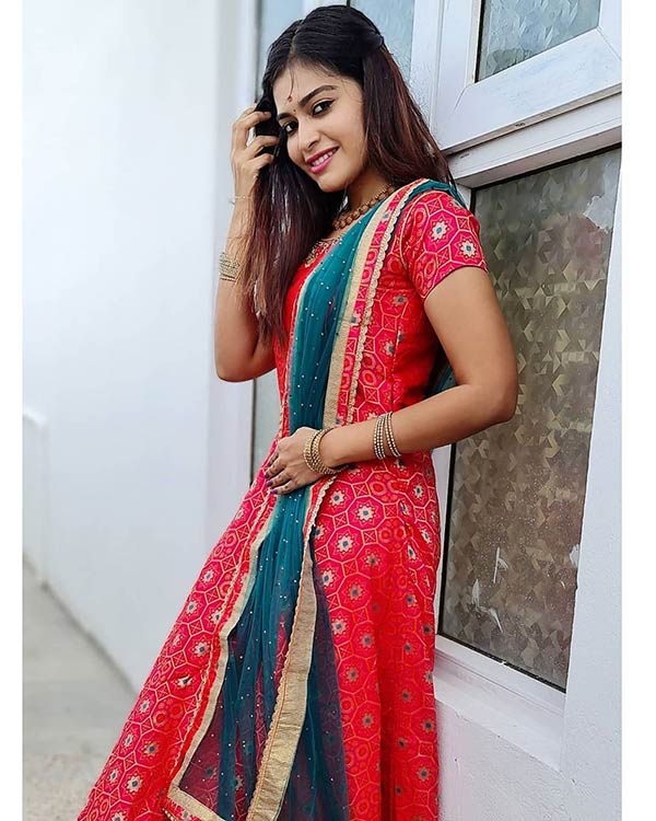 ஆவாரம்பூ காட்டுக்குள்