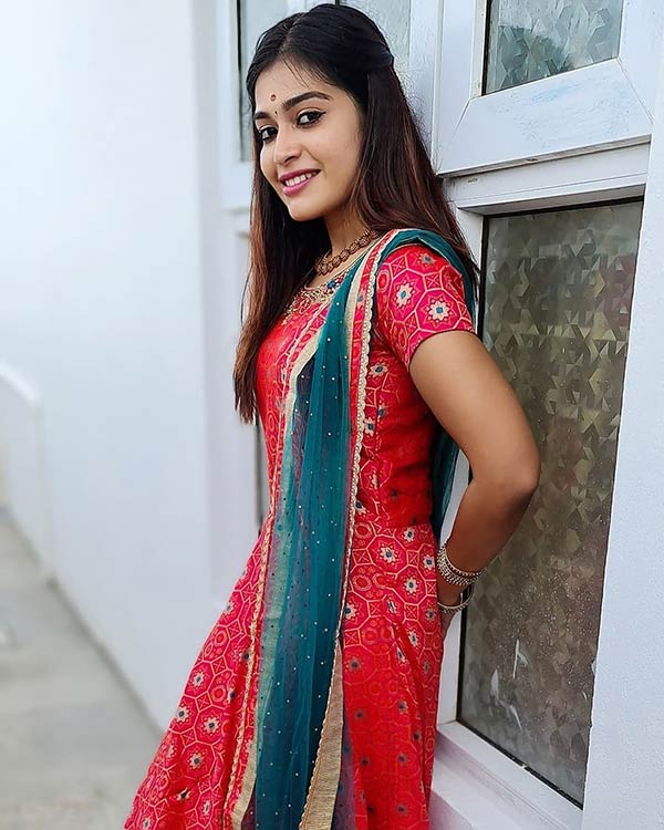 வழிந்து தள்ளும் ரசிகர்கள்