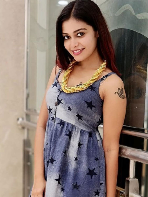தர்ஷா கழுத்தில் அது என்ன