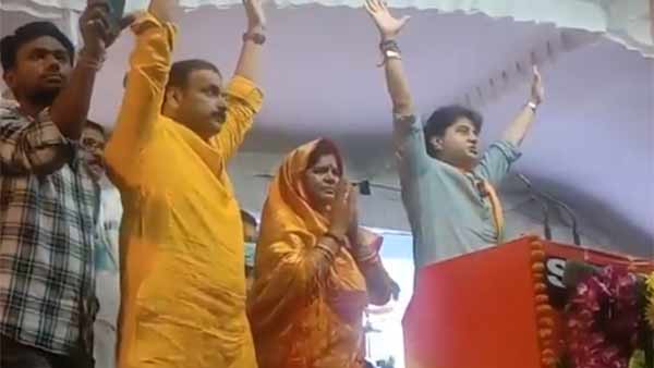 Jyotiraditya Scindias vote Hand Symbol video goes viral Jyotiraditya Scindias vote Hand Symbol video goes viral