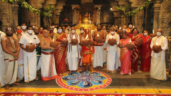 1008 அகல் விளக்குகளில் தீபம்