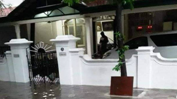 Heavy rain in Chennai Flood water entering the house of the late CM Karunanidhi Heavy rain in Chennai Flood water entering the house of the late CM Karunanidhi