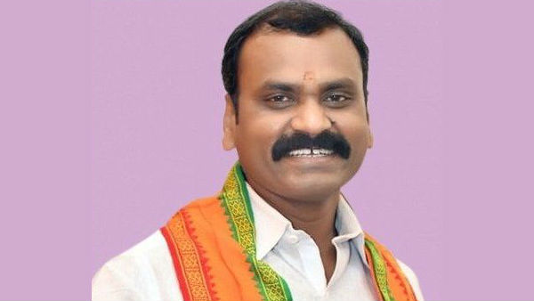 காவி எம்ஜிஆர் சிலை