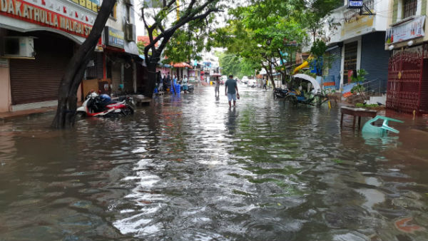 Puducherry Chief Minister Narayanasamys residence is surrounded by rain water Puducherry Chief Minister Narayanasamys residence is surrounded by rain water