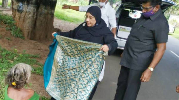 Minister Nilofer Kabil gave shawl to old lady Minister Nilofer Kabil gave shawl to old lady