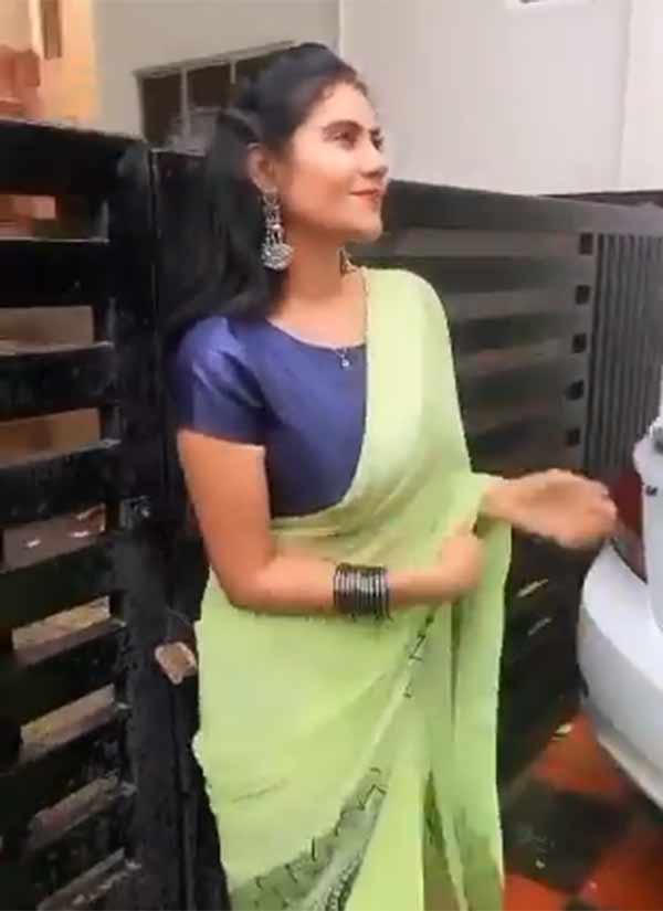 சேலையைத் தூக்கிப் பிடித்து