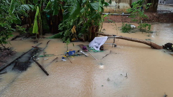 Lakes overflowing at Kanchipuram Chengalpattu - Floodwaters entering the town in Urapakkam Lakes overflowing at Kanchipuram Chengalpattu - Floodwaters entering the town in Urapakkam