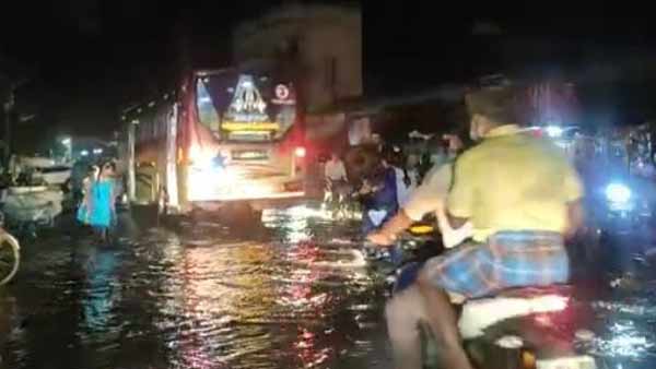 heavy rains lashed the roads In Virudhunagar heavy rains lashed the roads In Virudhunagar