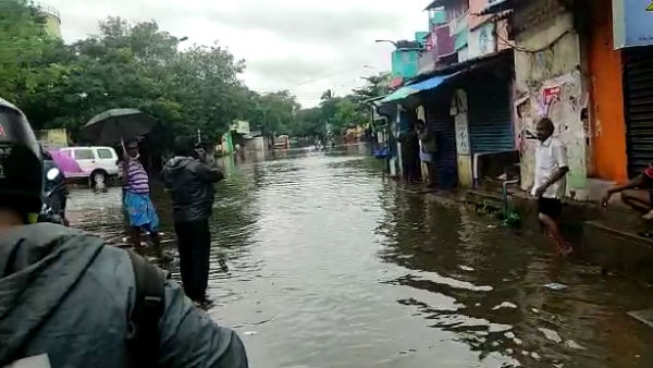Chennai rain Flood in Velachery - Rescue of those trapped inside the house by rubber boats Chennai rain Flood in Velachery - Rescue of those trapped inside the house by rubber boats