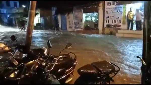 heavy rains lashed the roads In Virudhunagar heavy rains lashed the roads In Virudhunagar