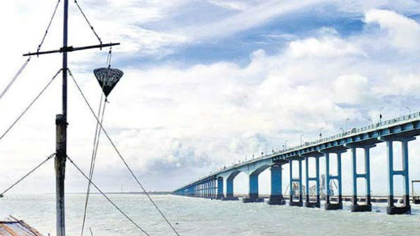 துறைமுகம் அருகே கரையை கடக்கும்