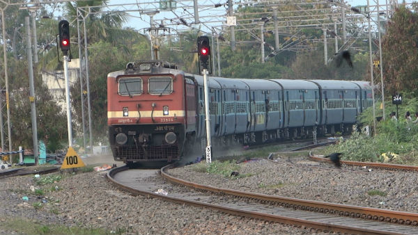 Vaigai Express train from Madurai to Chennai escaped from a major accident Vaigai Express train from Madurai to Chennai escaped from a major accident