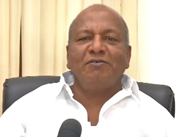 நோட்டம் விட்ட இருவர்