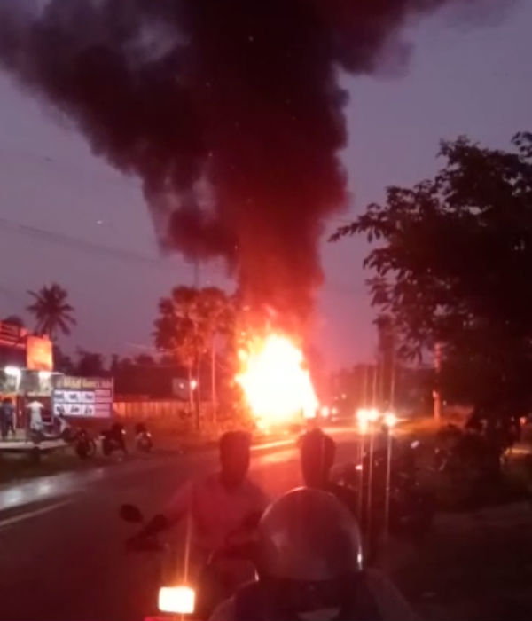 தீ வைத்து எரித்த பொதுமக்கள்