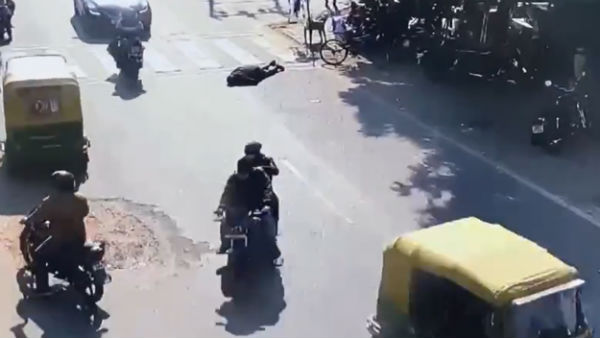 A property dealer’s murder on a busy Agra intersection , caught on cctv A property dealer’s murder on a busy Agra intersection , caught on cctv