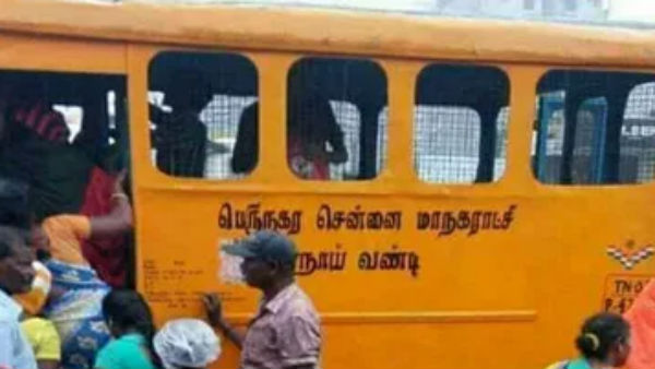 நாய் வண்டியில் அரசு ஊழியர்கள்