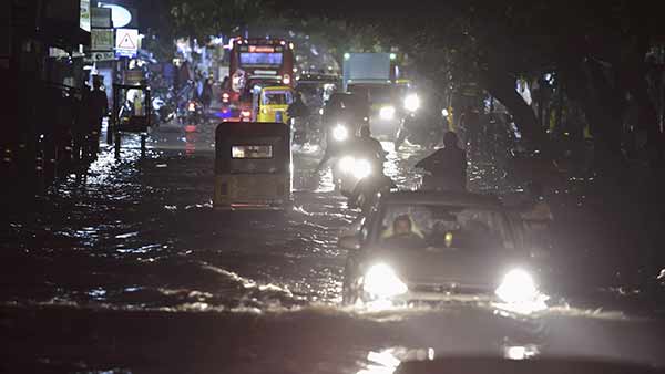 வெள்ளம் வடிவது இல்லை