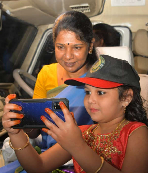 Kanimozhi MP selfie with a girl in Thenkasi Campaign Kanimozhi MP selfie with a girl in Thenkasi Campaign