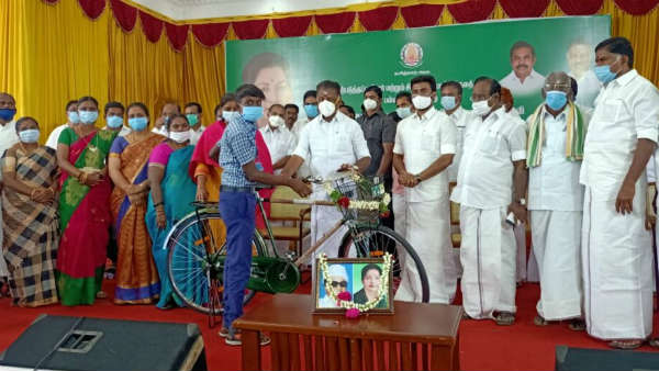 O Panneerselvam provided welfare assistance of Rs 4.51 crore to 10,954 beneficiaries in Theni O Panneerselvam provided welfare assistance of Rs 4.51 crore to 10,954 beneficiaries in Theni