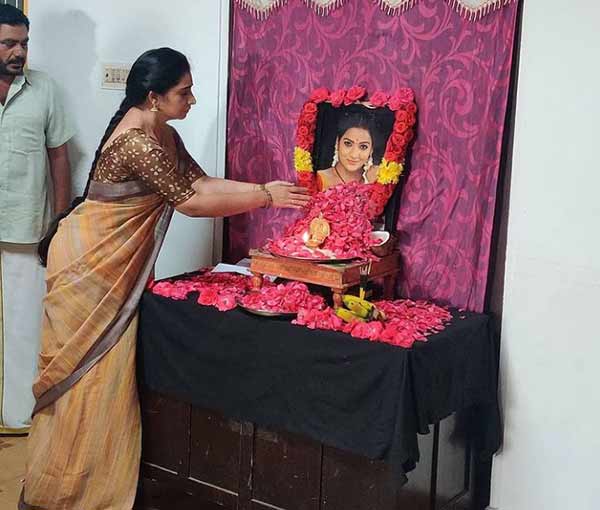 போட்டோவுக்கு மாலை