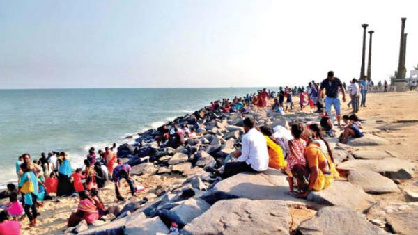 New Year 2021: Puducherry has a large number of tourists on beach road to welcome new year New Year 2021: Puducherry has a large number of tourists on beach road to welcome new year