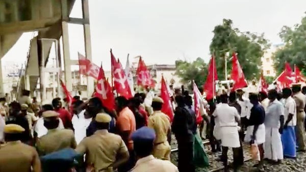Opposition to agricultural laws: Farmers protest Tanjore railway station Opposition to agricultural laws: Farmers protest Tanjore railway station